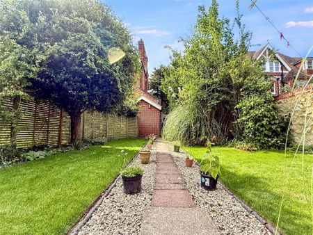 2 bedroom flat to rent - Photo 2