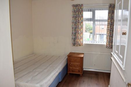 4 bedroom semi-detached house to rent - Photo 4