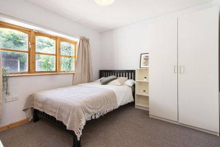 6 bedroom semi-detached bungalow to rent - Photo 3