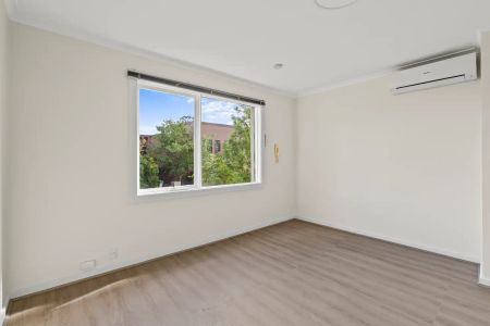 “Studio Living in the Heart of St Kilda” - Photo 3