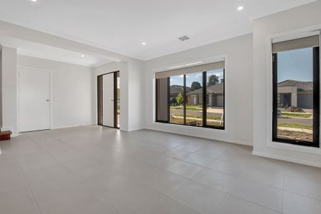 SPACIOUS, LIGHT & BRIGHT FAMILY HOME - Photo 4