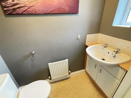 3 bedroom end of terrace house to rent - Photo 4