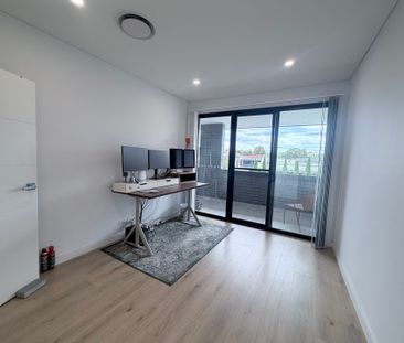 A State-of-the-Art Near-New Two-Storey Luxury Duplex in Prime Punch... - Photo 3