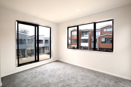 Stunning 2 Bedroom Townhouse - Photo 3