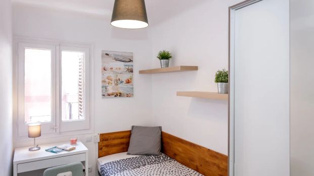 Room in a shared 10-bedroom apartment for rent in Collblanc, bills included, professionals and students. - Foto 1