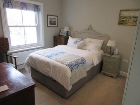 4 bedroom flat to rent - Photo 4