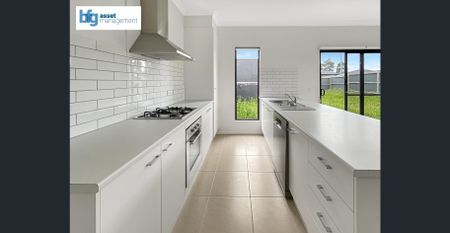 Spacious 4-Bedroom Townhouse with Double Garage & Generous Backyard - Photo 5