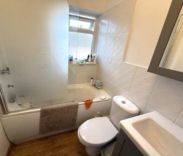 3 Bedroom End Terrace Available Arranging tenancy - Photo 4