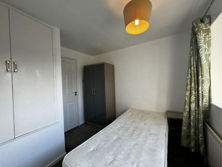 4 bedroom semi-detached house to rent - Photo 3