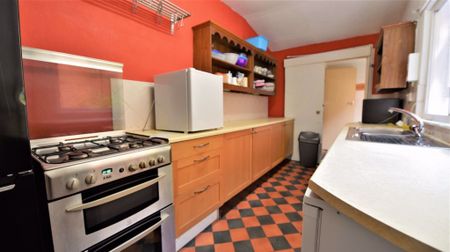 4 bedroom House in Hyde Park, Leeds - Photo 3