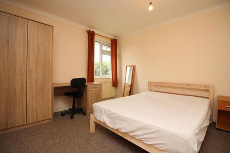 4 bedroom semi-detached house to rent - Photo 4