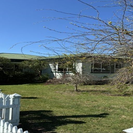 Spacious 3-Bedroom Home with Sleepout & Pool - Photo 2