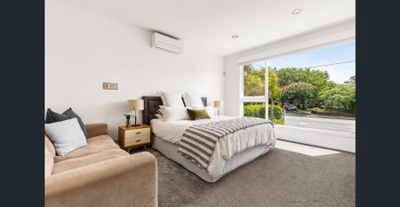 SPACIOUS, LIGHT-FILLED BAYSIDE LIVING. - Photo 2