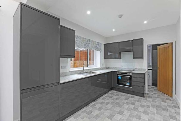 Sunnyside, Tingley, WF3 - Photo 1