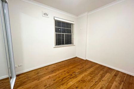 Two bedroom unit in well maintained Art Deco security building - Photo 2