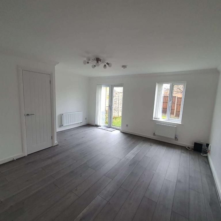 3 bedroom semi-detached house to rent - Photo 1