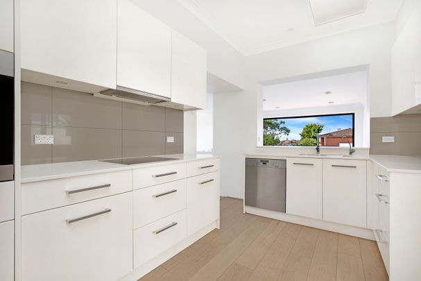 Grand Freestanding Family Home with Expansive Views in a Coveted Cul-de-Sac - Photo 1
