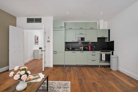 Adrian Mews - Photo 2