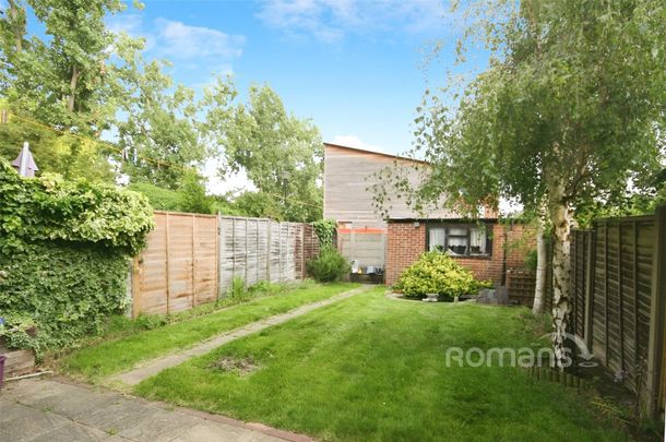 Greenfields, Maidenhead, SL6 - Photo 1