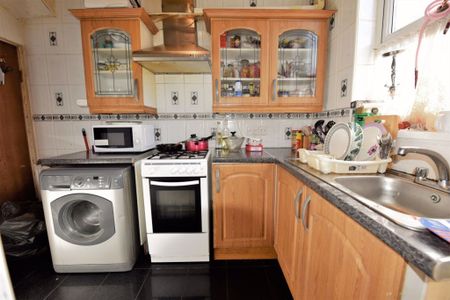 2 bedroom House in Harold Terrace, Leeds - Photo 5