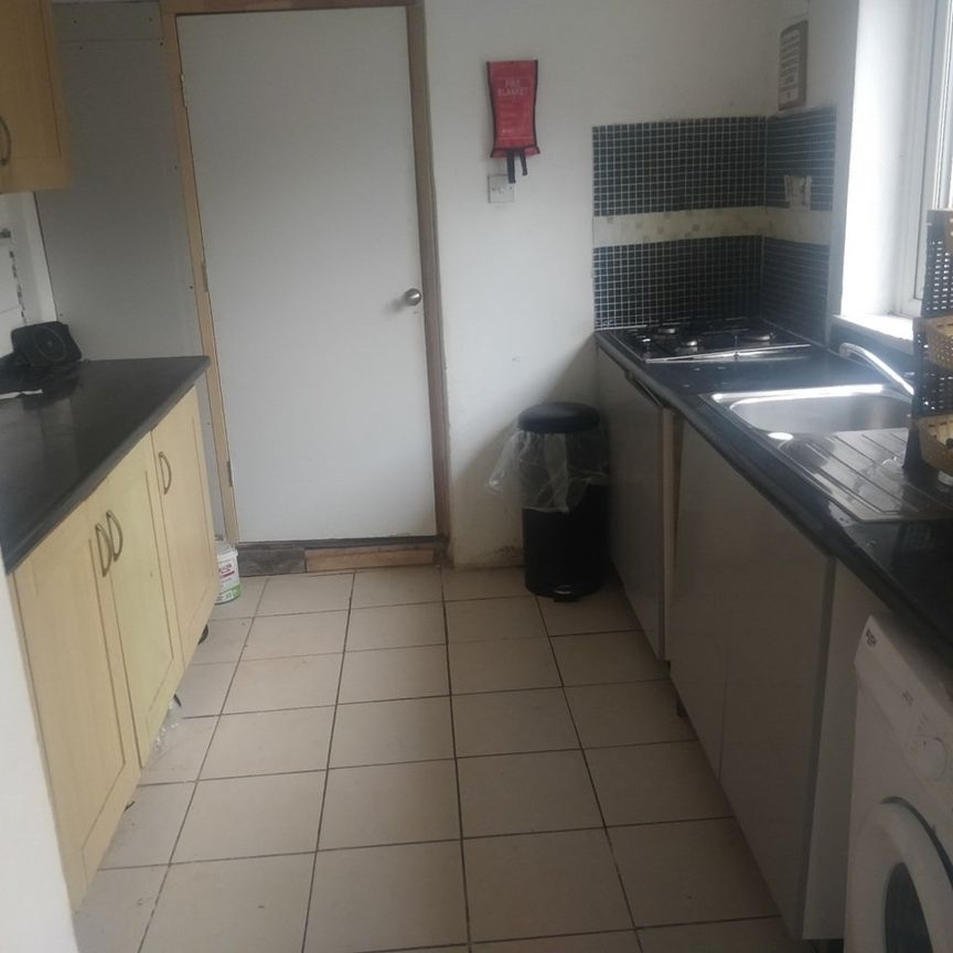 Room in a Shared House, Selby Road, E13 - Photo 1
