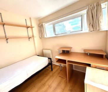 1 bedroom in a house share to rent - Photo 2