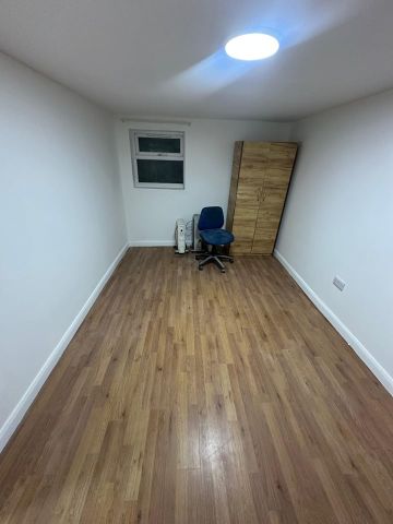 2 Bed Flat, Katherine Road, E6 - Photo 4