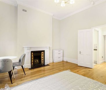 A studio apartment in a classic period building on Egerton Gardens,... - Photo 1