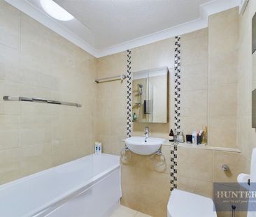 3 bedroom Flat To Let - Photo 1
