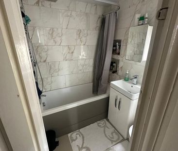 Studio Flat, Herbert Road, E12 - Photo 4