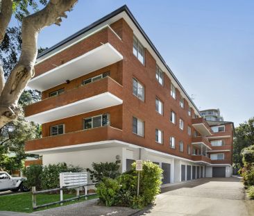 Stylish Semi-Sized Apartment In A Prized Lifestyle Hub - Photo 4