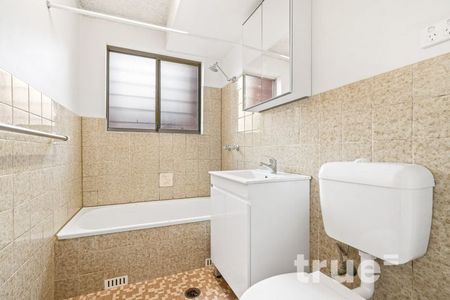 LIGHT FILLED APARTMENT IN IDEAL LOCATION - Photo 3