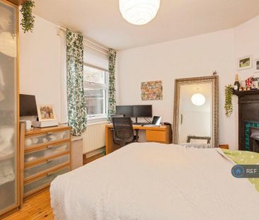 3 bedroom flat to rent - Photo 4