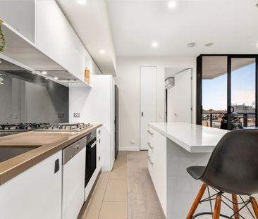 Stunning 5th-Floor Apartment with Breathtaking Bay Views! - Photo 2