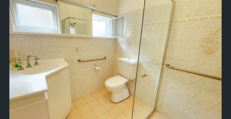 Pet-Friendly Californian Bungalow in Prime Location - Photo 2