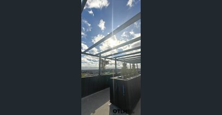 Brand New Luxury Living in the Architectural Landmark “Fabric” - Photo 4