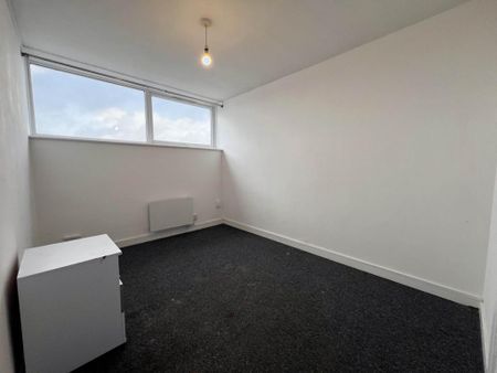 3 bedroom flat to rent - Photo 3