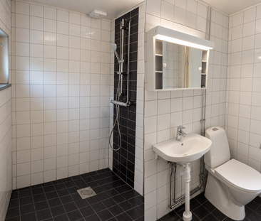 Trevlig lägenhet med renoverat kök och badrum. Lägenheten har egen ... - Foto 4