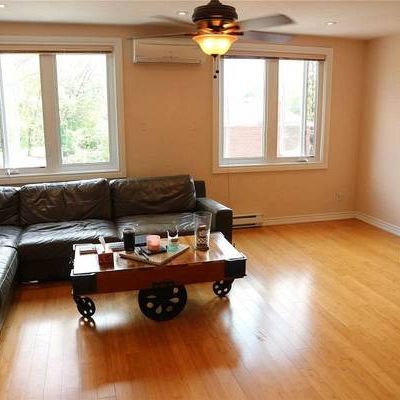 MUST SEE OVER 700 SQ FT 1 BED ON SUBWAY LINE PARKING ICNLD - Photo 1