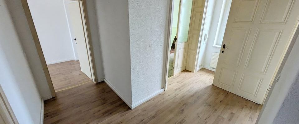 ++ attraktive, renovierte 3-Raum Wohnung in zentraler Lage, direkt am Markt in Meerane ++ - Photo 1