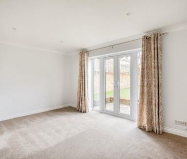 4 bedroom end of terrace house to rent - Photo 1