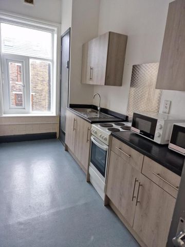1 bedroom in a house share to rent - Photo 3