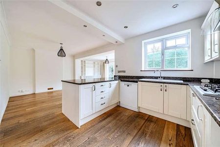 Hollies Avenue, West Byfleet, Surrey, KT14 - Photo 3