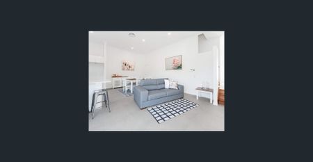 WELL PRESENTED - METRES TO G-LINK LIGHT RAIL - PRIME SOUTHPORT LOCATION - Photo 2