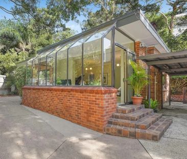 Stylishly Updated and Spacious 3 Bedroom Family Home in Ultra-Conve... - Photo 6