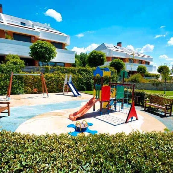 Casa adosada de alquiler en Calle de San Enrique de Ossó, 471, Encinar de los Reyes - Photo 1