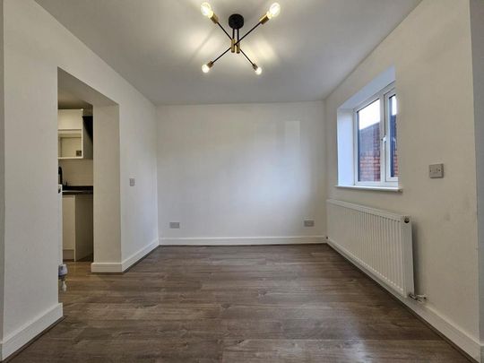 4 bedroom semi-detached house to rent - Photo 1