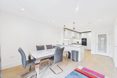 4 bedroom House in Sunapee Road, Reading - Photo 2