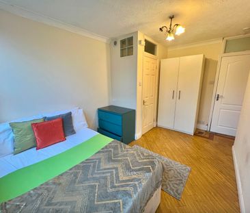 Room in a Shared House, Grosvenor Road, E14 - Photo 2