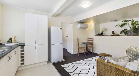 TIDY ONE BEDROOM DOWNSTAIRS FLAT: close to Lyall Bay & Kilbirnie. - Photo 3